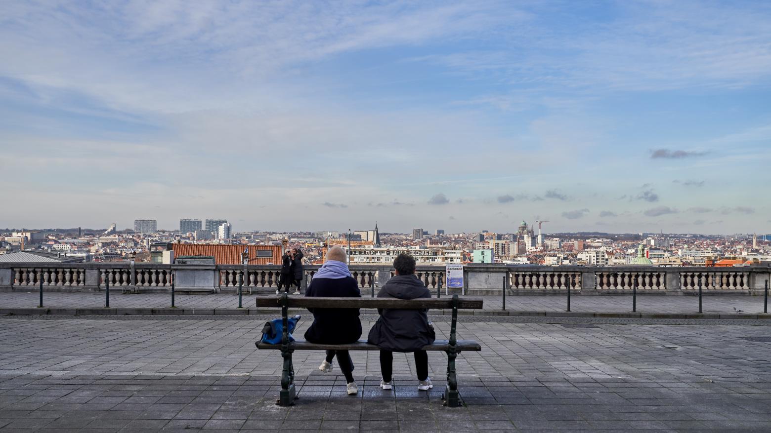 2 personnes sur un banc place poelaert